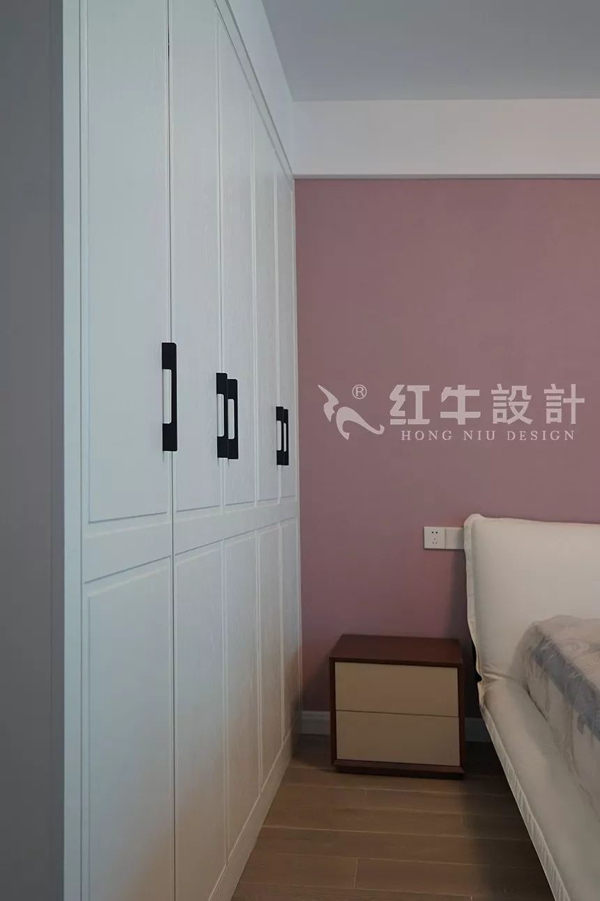 南京九龍雅苑93㎡北歐風格--那一抹亮眼的黃10粉色背景墻+白色柜子+木色地板